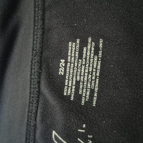 Livi Active womens 22/24 black and teal leggings, inside is warm fuzzy VGUC - Picture 9 of 9